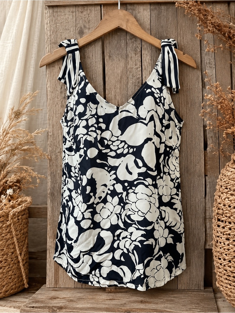 Cabi by Anthropologie Sleeveless Top Medium ‎ Shoulder Tie Floral Navy White
